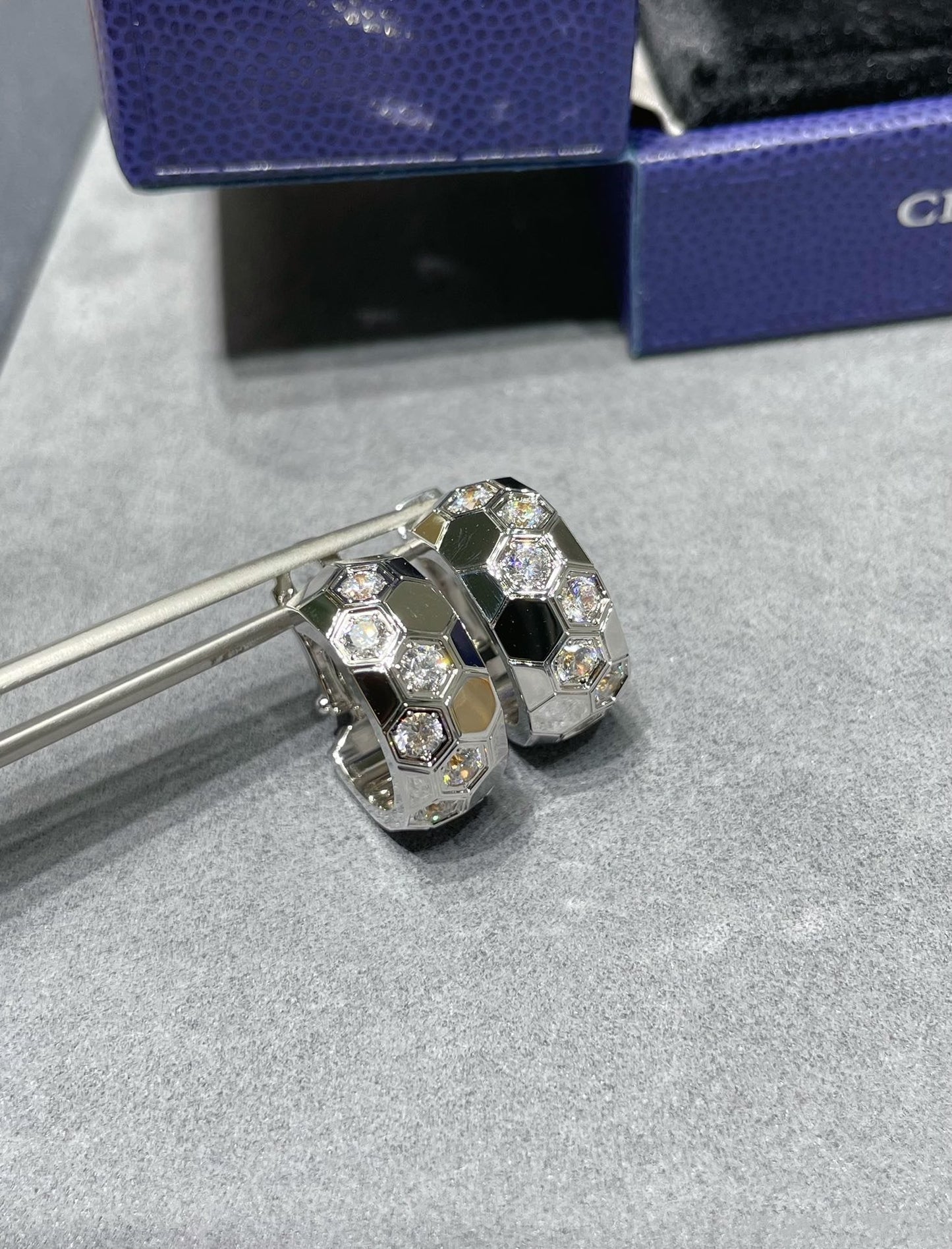 [Joyas Regalia] PENDIENTES DE ARO CON DIAMANTES BEE LOVE 