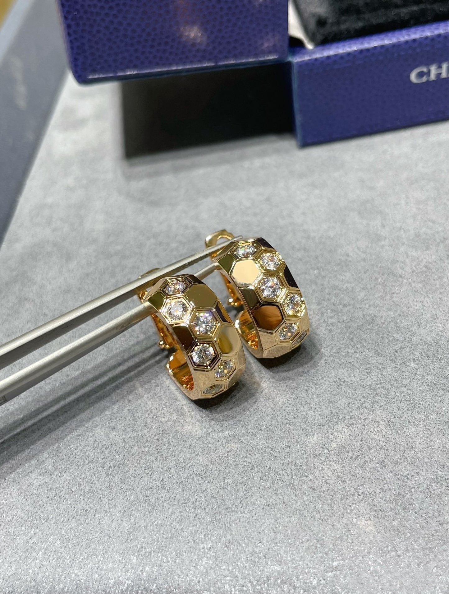 [Joyas Regalia] PENDIENTES DE ARO CON DIAMANTES BEE LOVE 