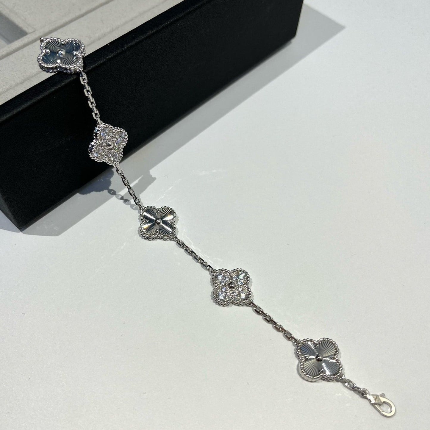[Joyas Regalia] PULSERA DE PLATA CON DIAMANTES Y 5 MOTIVOS DE TRÉBOL