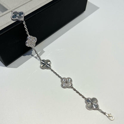 [Joyas Regalia] PULSERA DE PLATA CON DIAMANTES Y 5 MOTIVOS DE TRÉBOL