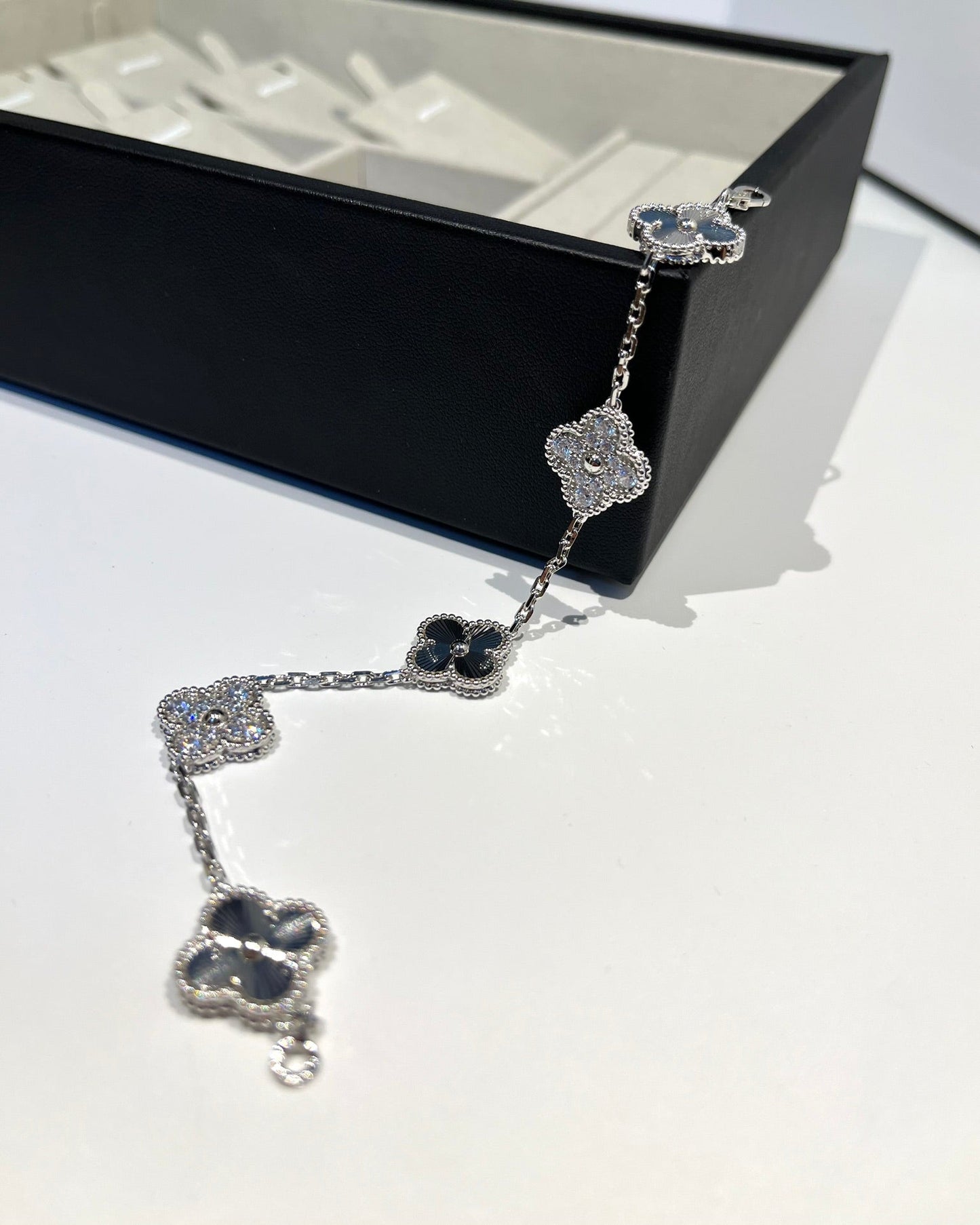 [Joyas Regalia] PULSERA DE PLATA CON DIAMANTES Y 5 MOTIVOS DE TRÉBOL