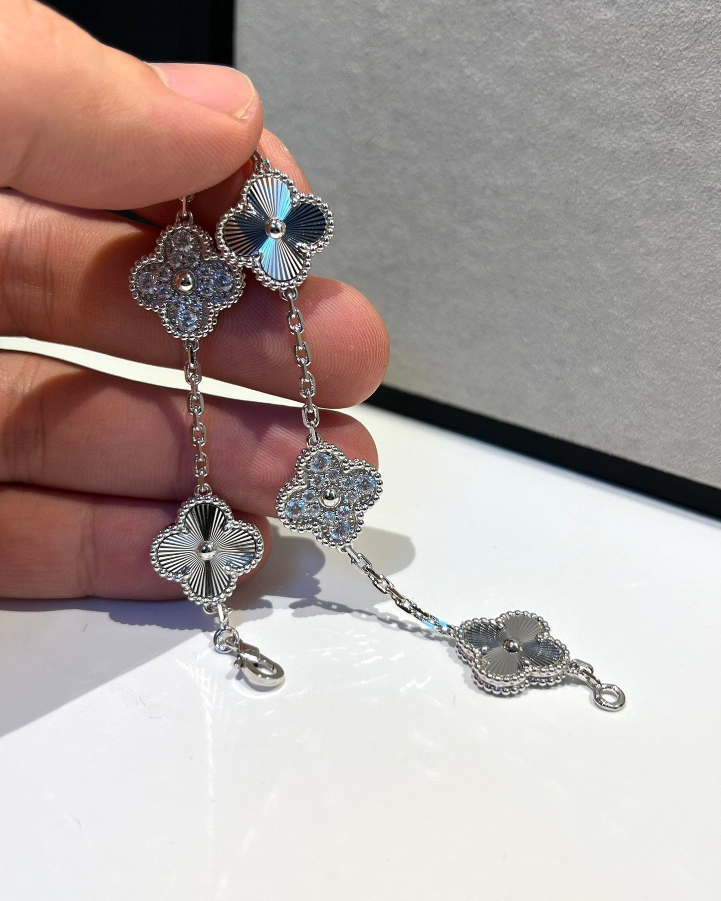 [Joyas Regalia] PULSERA DE PLATA CON DIAMANTES Y 5 MOTIVOS DE TRÉBOL