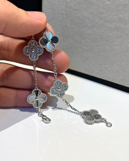 [Joyas Regalia] PULSERA DE PLATA CON DIAMANTES Y 5 MOTIVOS DE TRÉBOL