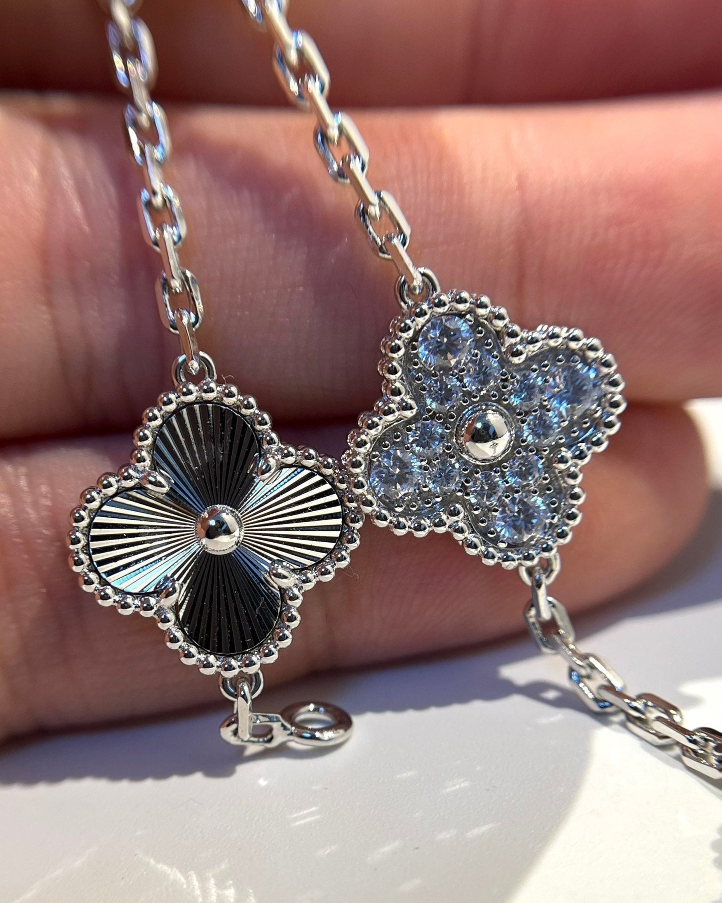 [Joyas Regalia] PULSERA DE PLATA CON DIAMANTES Y 5 MOTIVOS DE TRÉBOL