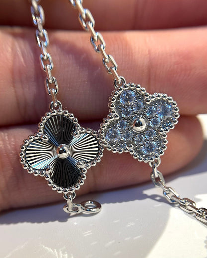 [Joyas Regalia] PULSERA DE PLATA CON DIAMANTES Y 5 MOTIVOS DE TRÉBOL