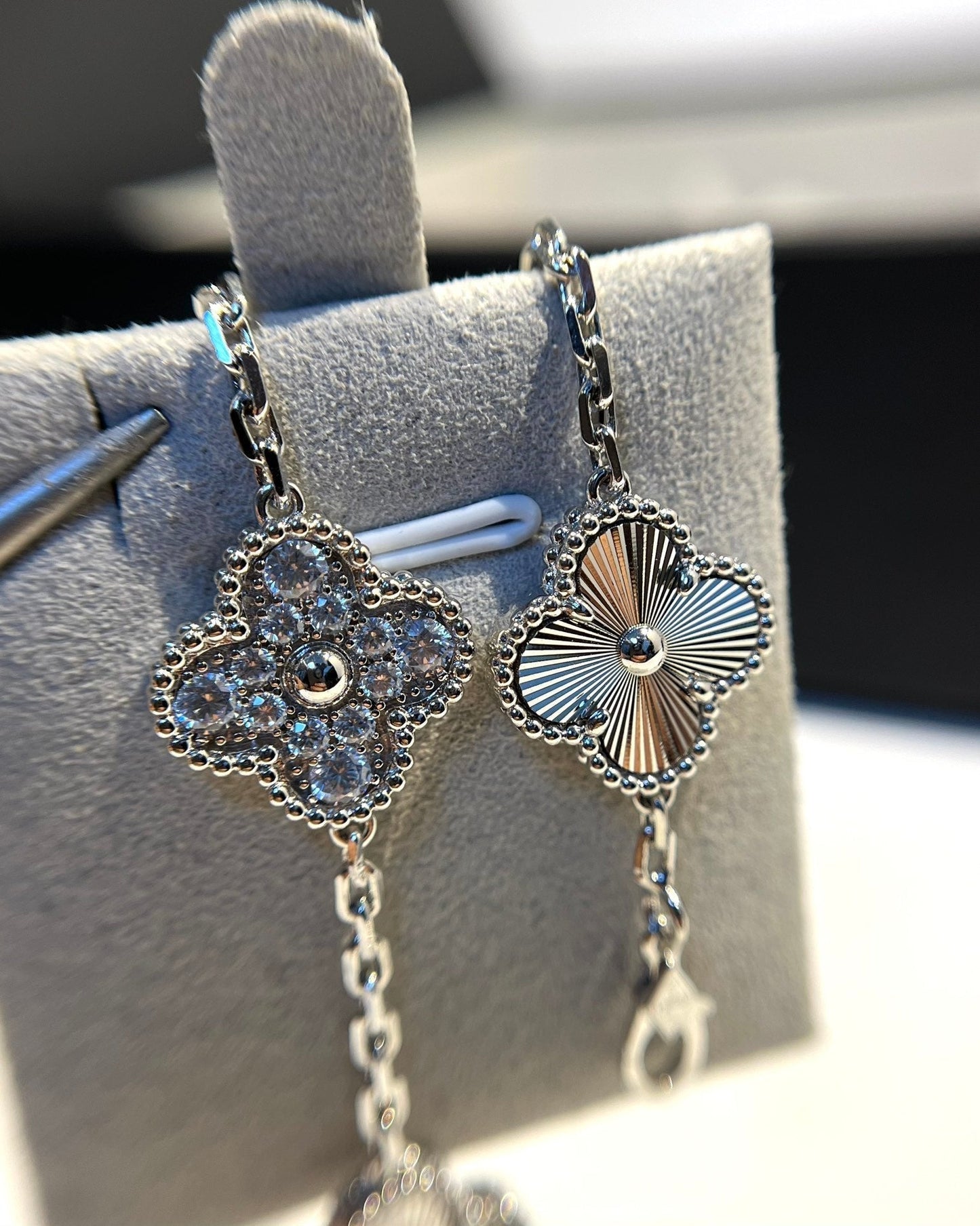 [Joyas Regalia] PULSERA DE PLATA CON DIAMANTES Y 5 MOTIVOS DE TRÉBOL