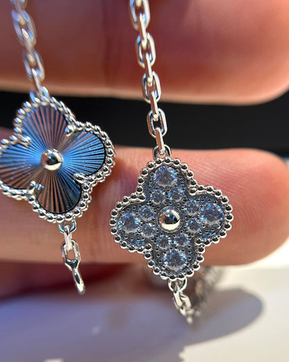 [Joyas Regalia] PULSERA DE PLATA CON DIAMANTES Y 5 MOTIVOS DE TRÉBOL