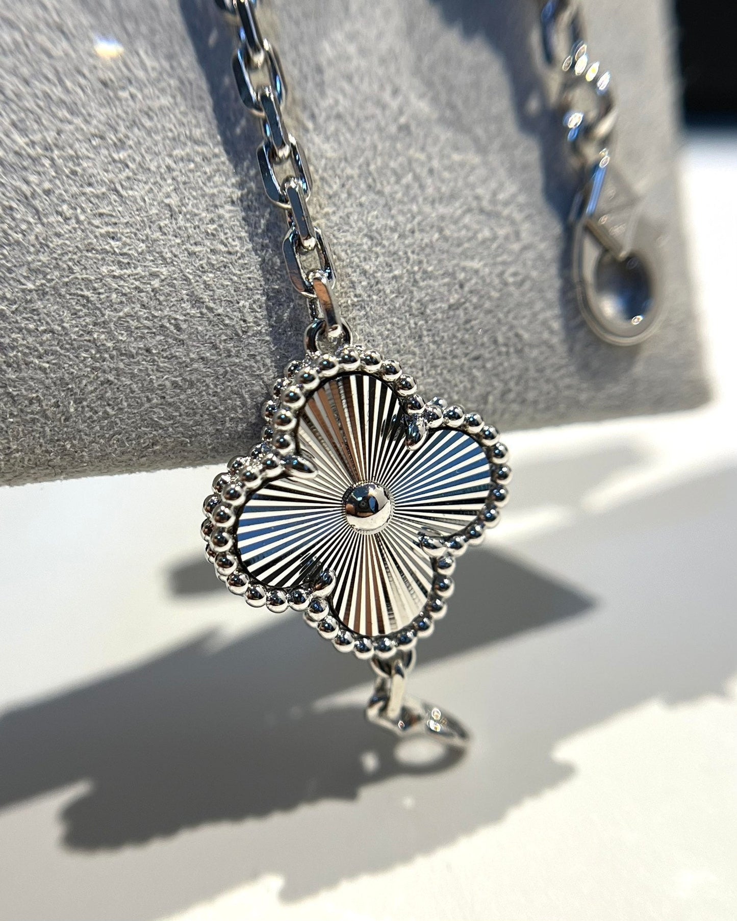 [Joyas Regalia] PULSERA DE PLATA CON DIAMANTES Y 5 MOTIVOS DE TRÉBOL
