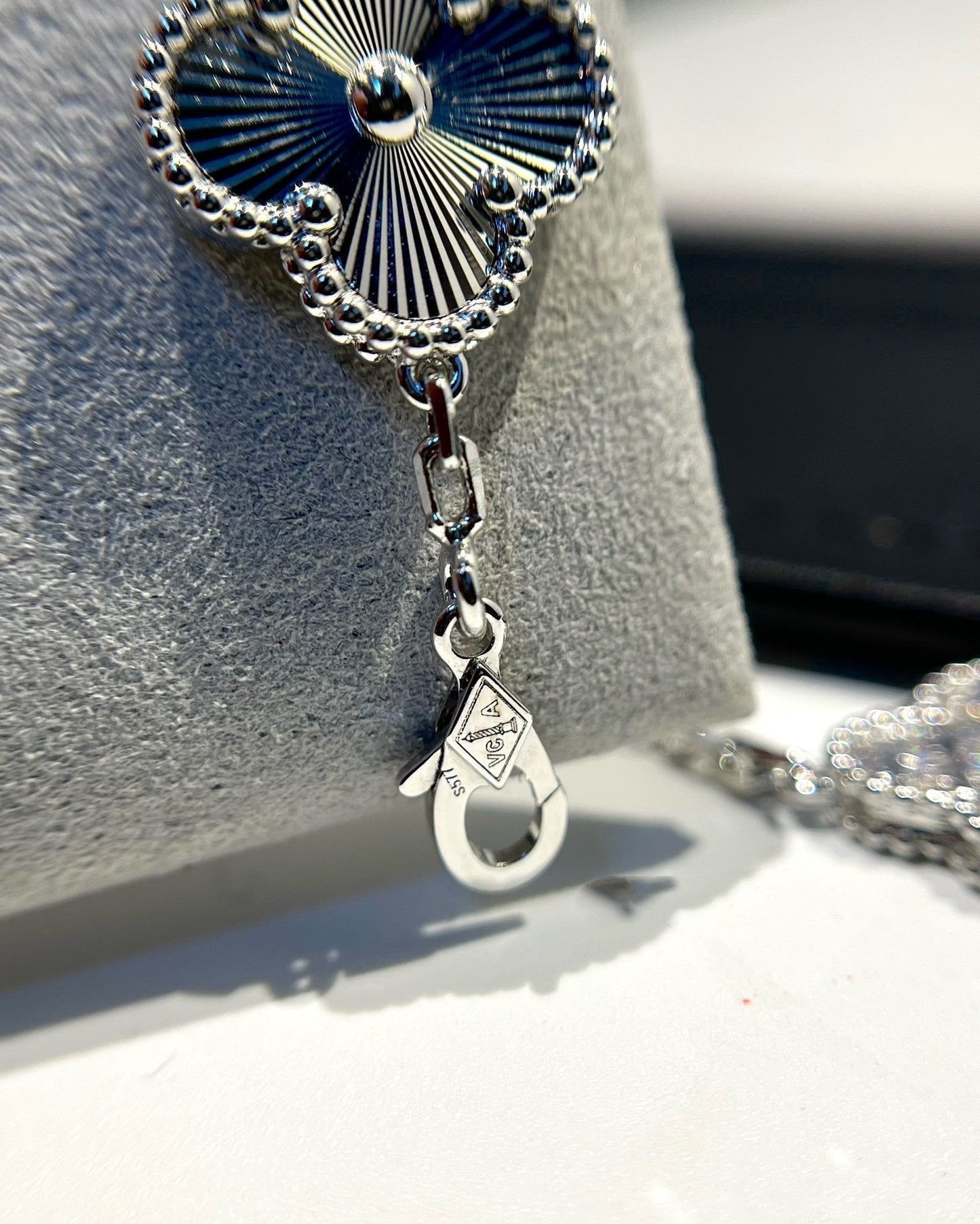 [Joyas Regalia] PULSERA DE PLATA CON DIAMANTES Y 5 MOTIVOS DE TRÉBOL