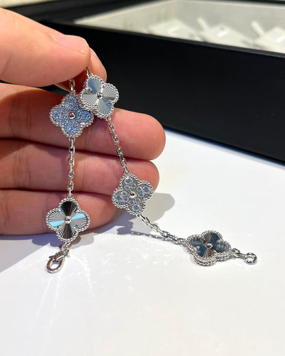 [Joyas Regalia] PULSERA DE PLATA CON DIAMANTES Y 5 MOTIVOS DE TRÉBOL