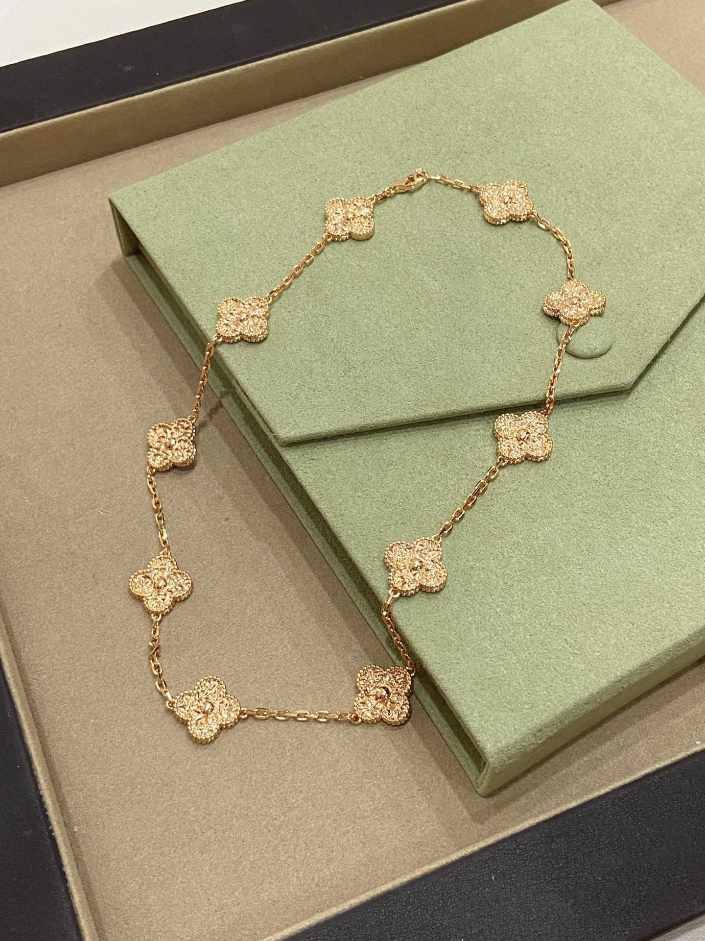 [Bijoux Regalia]CLOVERS LE COLLIER ONYX À 10 MOTIFS