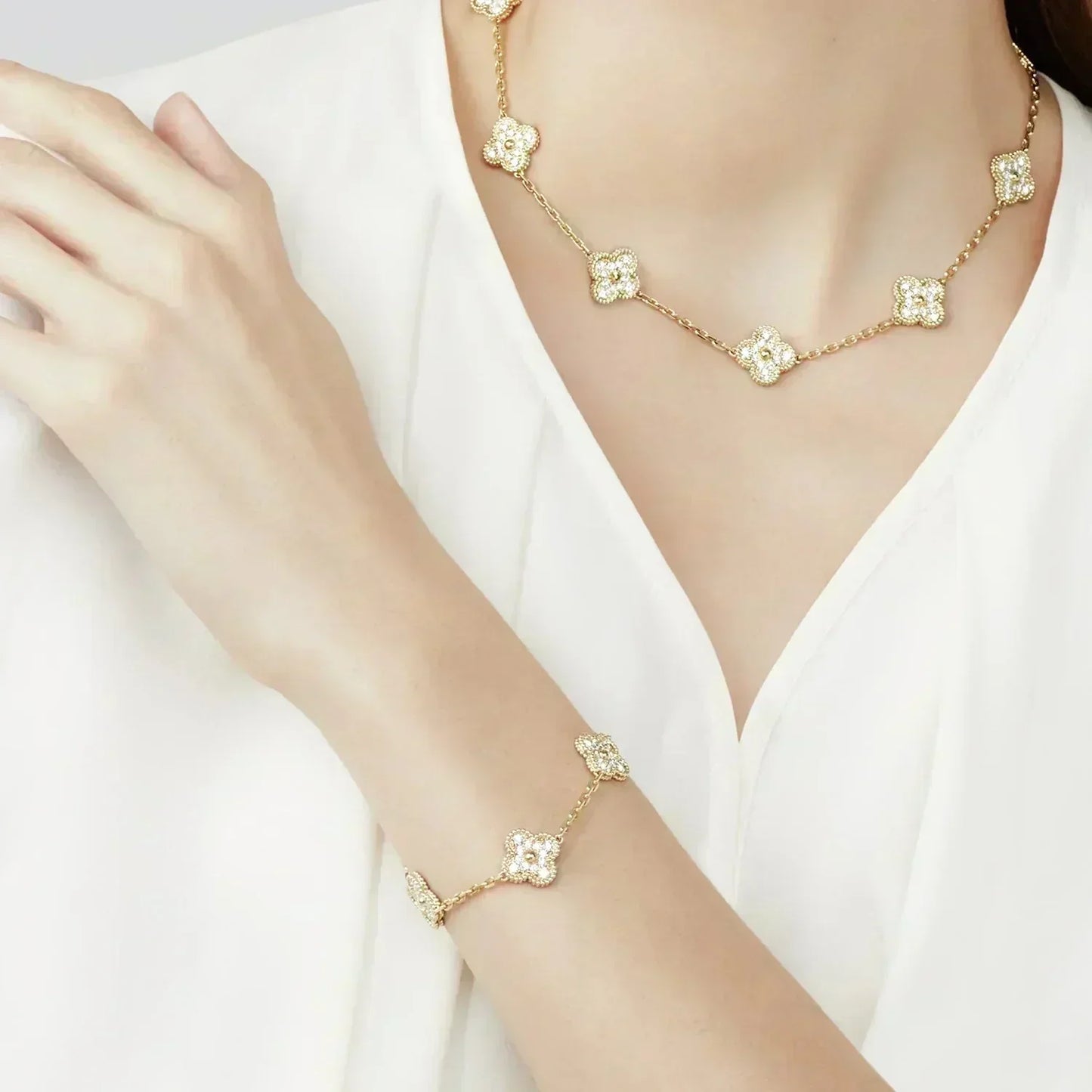 [Joyas Regalia] PULSERA DE DIAMANTES CON 5 MOTIVOS DE TRÉBOL