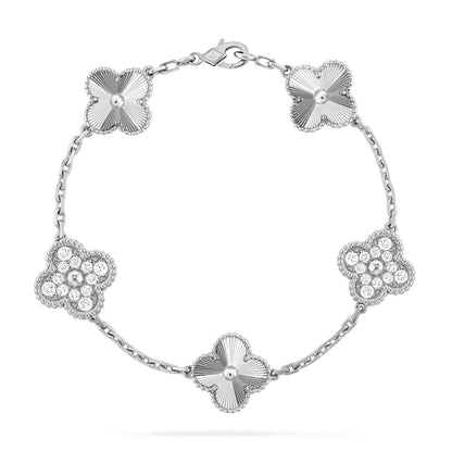 [Joyas Regalia] PULSERA DE PLATA CON DIAMANTES Y 5 MOTIVOS DE TRÉBOL
