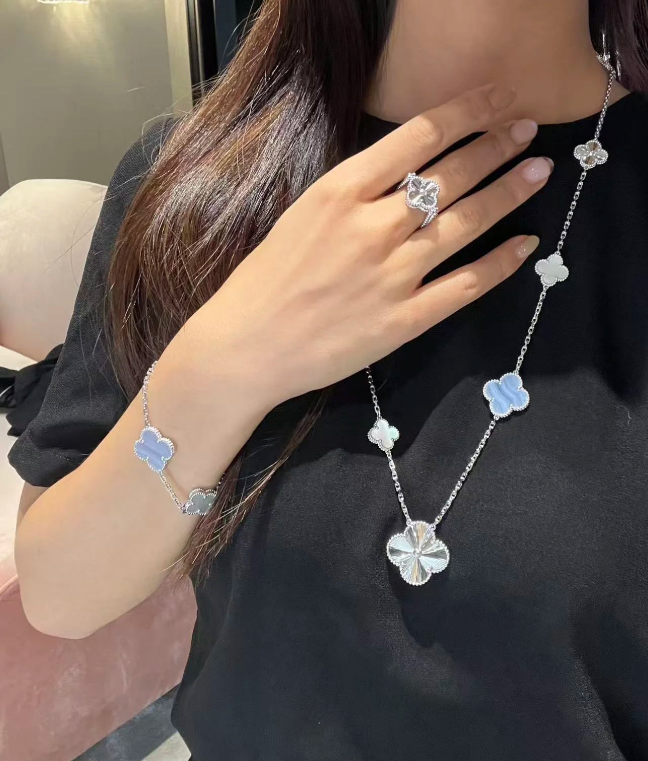 [Bijoux Regalia] COLLIER EN OR ET NACRE BLANCHE À 16 MOTIFS