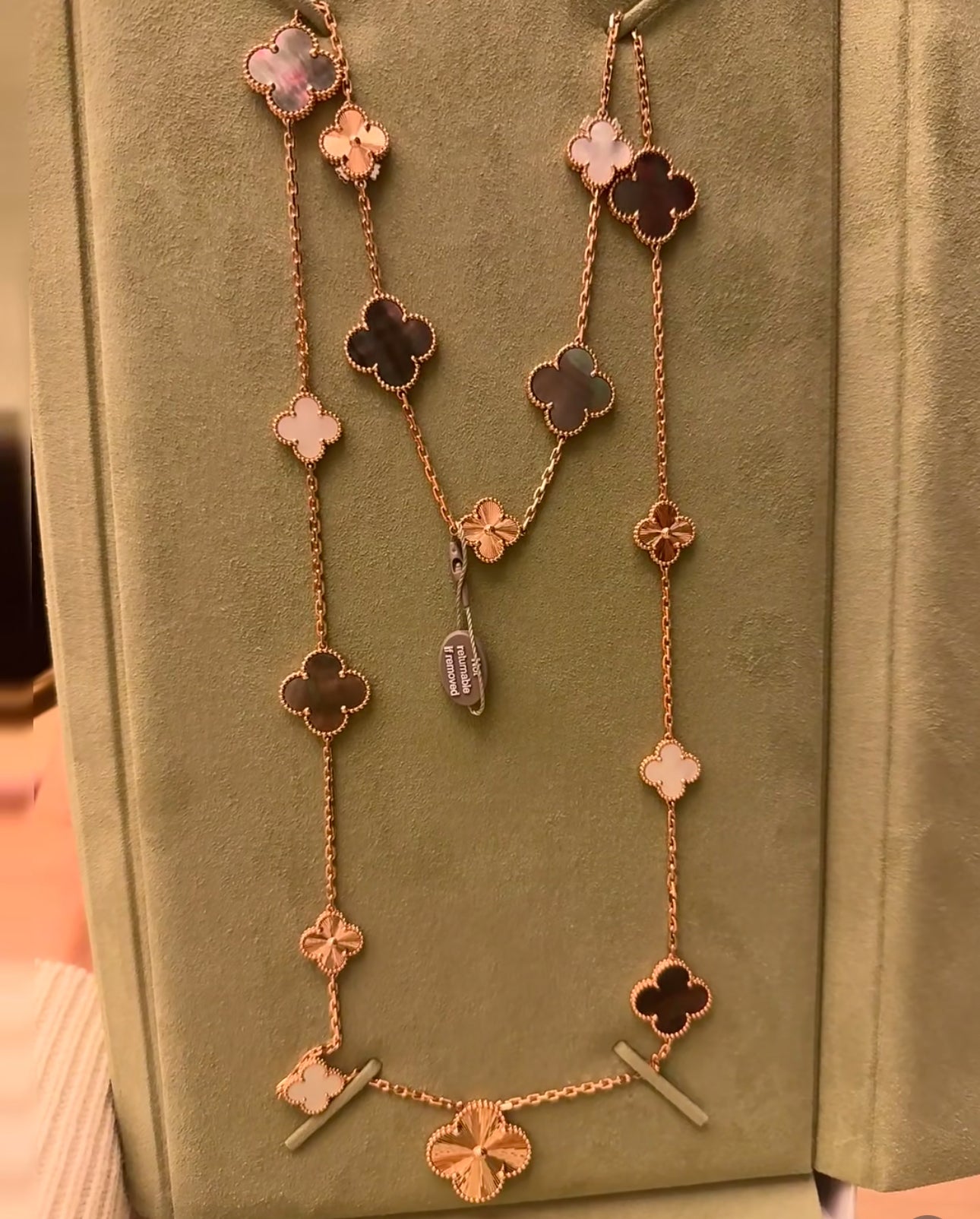 [Joyas Regalia] COLLAR DE ORO BLANCO CON 16 MOTIVOS DE TRÉBOL