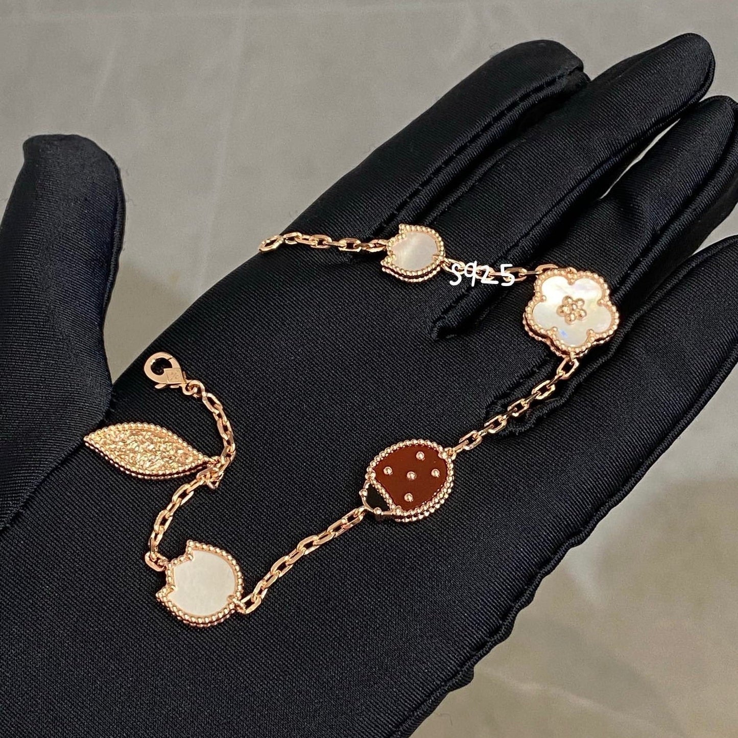 [Joyas Regalia] PULSERA CON 5 MOTIVOS LUCKY SPRING