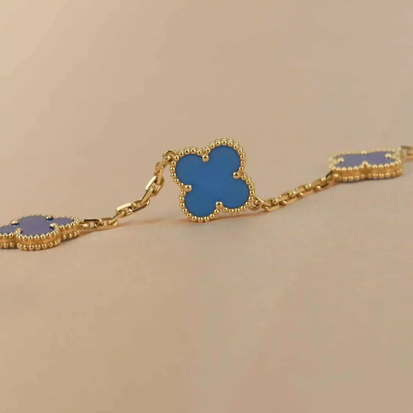 [Joyas Regalia]Pulsera de ágata azul con cinco motivos de trébol