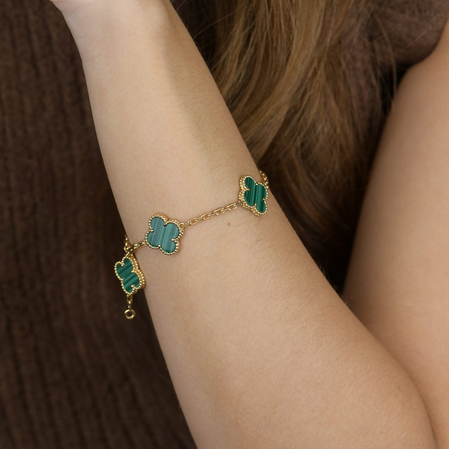 [Joyas Regalia] PULSERA DE MALAQUITA CON 5 MOTIVOS DE TRÉBOL 