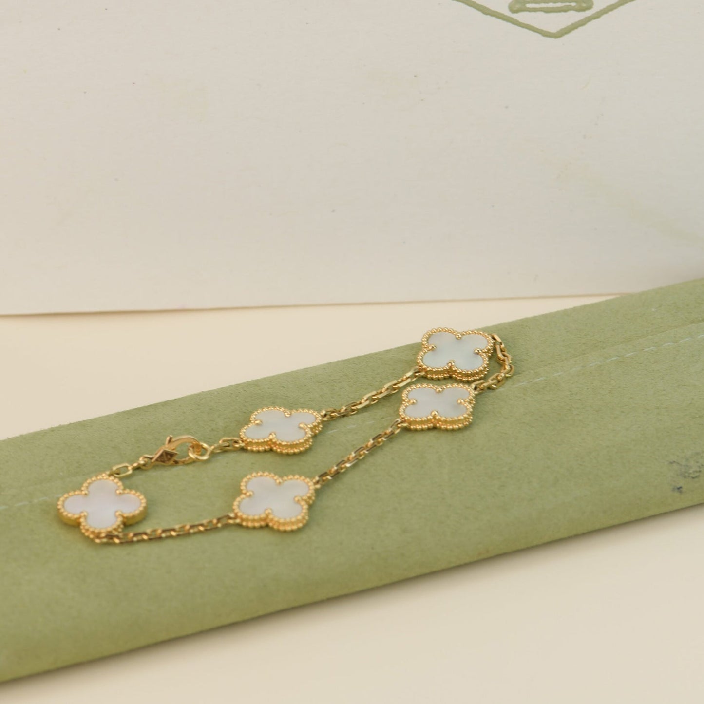 [Joyas Regalia] PULSERA DE TRÉBOL CON 5 MOTIVOS DE MOPA BLANCA 