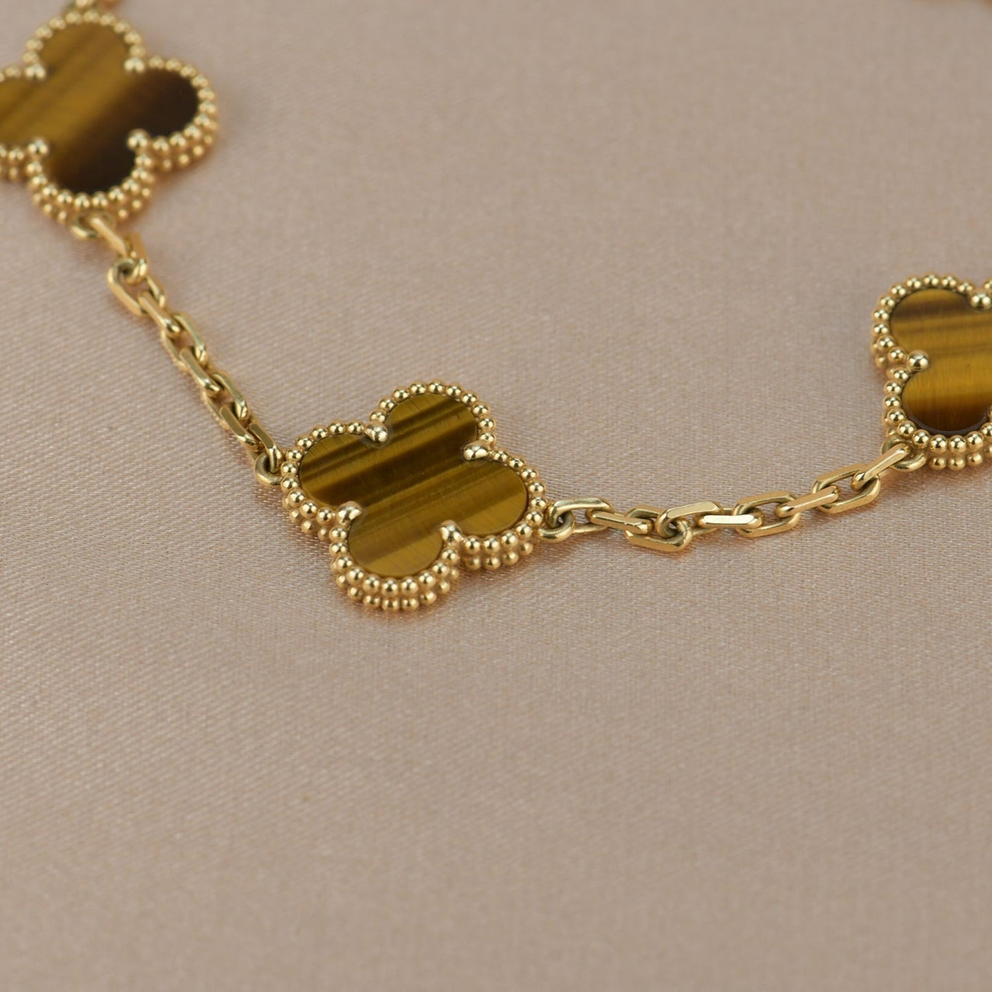[Joyas Regalia] PULSERA DE OJO DE TIGRE CON 5 MOTIVOS DE TRÉBOL 
