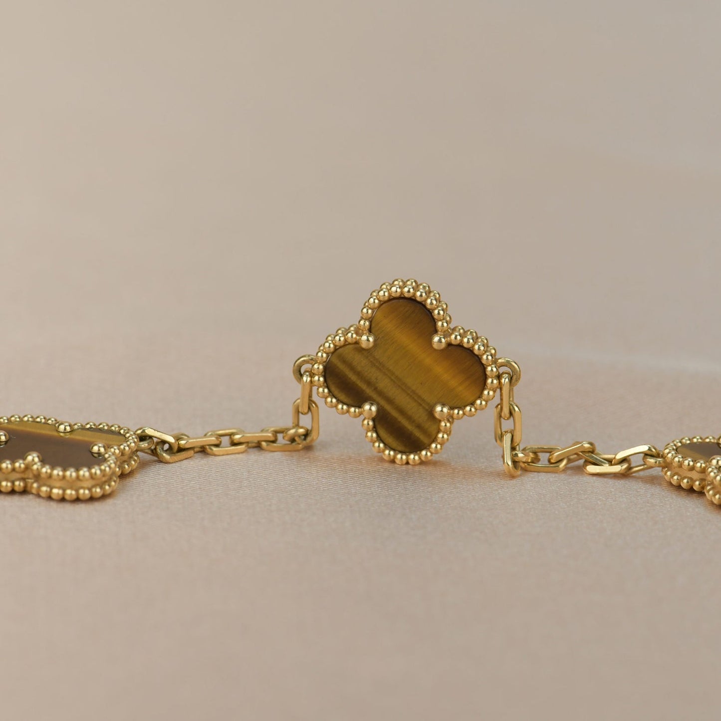 [Joyas Regalia] PULSERA DE OJO DE TIGRE CON 5 MOTIVOS DE TRÉBOL 