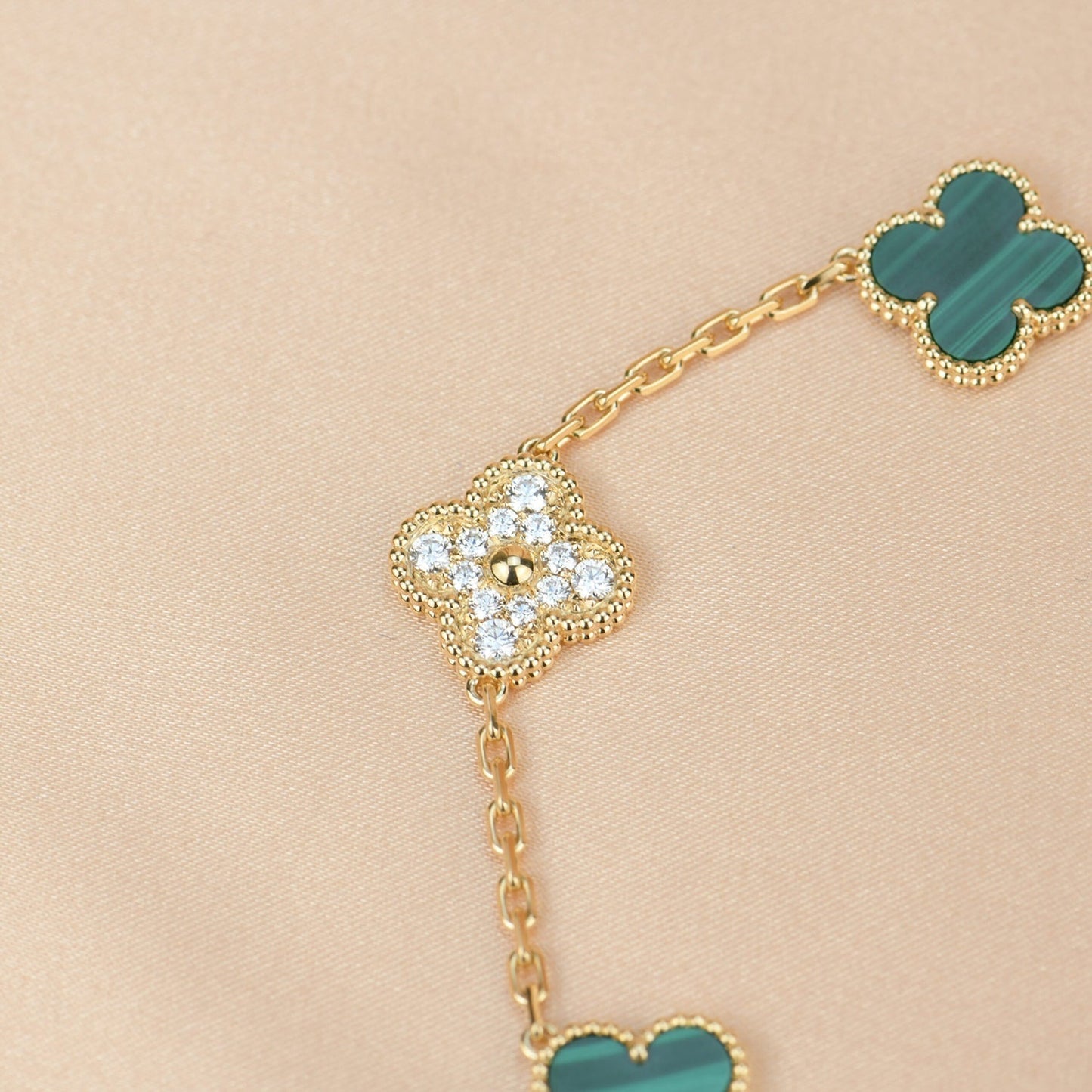 [Joyas Regalia] PULSERA DE MALAQUITA Y DIAMANTES CON 5 MOTIVOS DE TRÉBOL