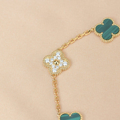 [Joyas Regalia] PULSERA DE MALAQUITA Y DIAMANTES CON 5 MOTIVOS DE TRÉBOL