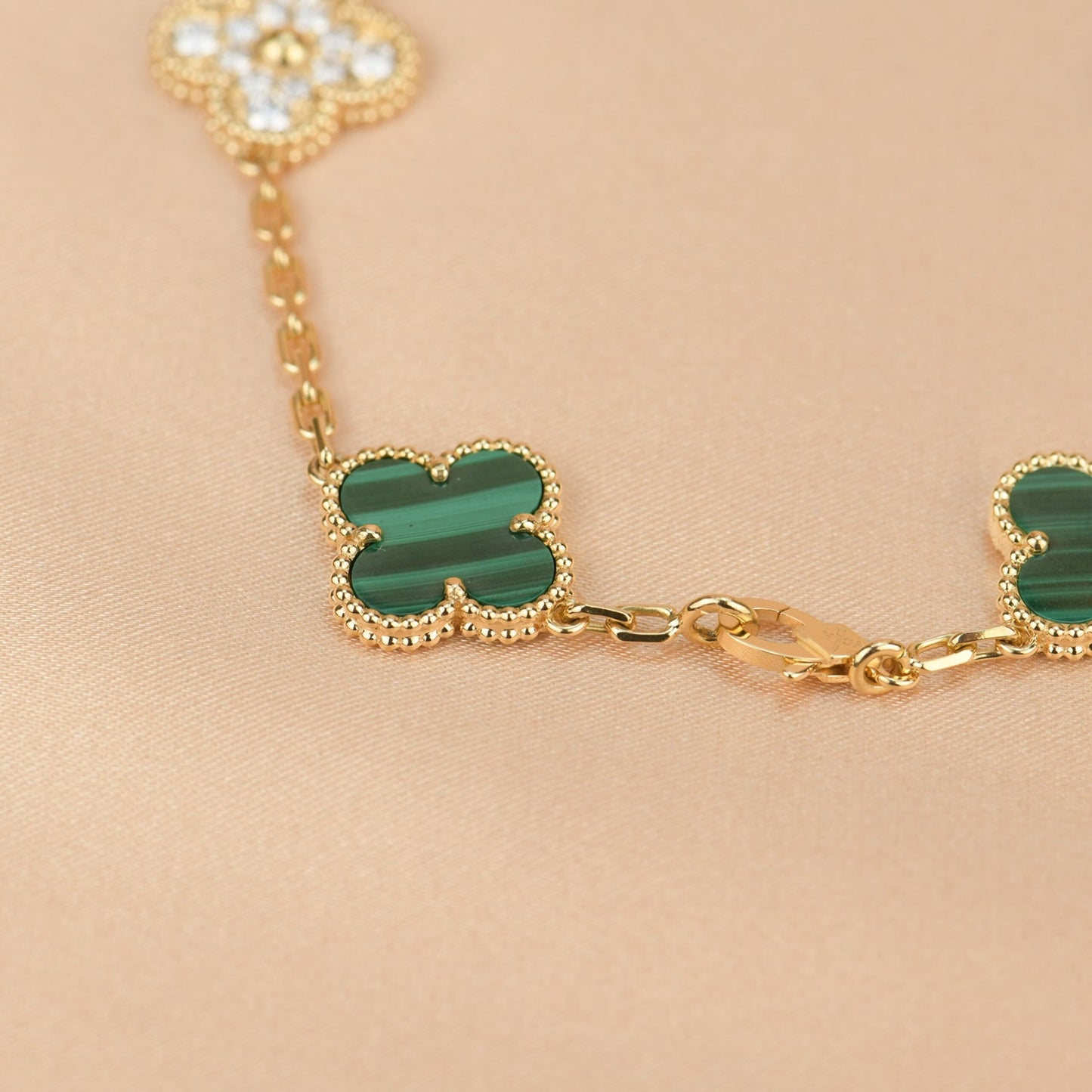 [Joyas Regalia] PULSERA DE MALAQUITA Y DIAMANTES CON 5 MOTIVOS DE TRÉBOL