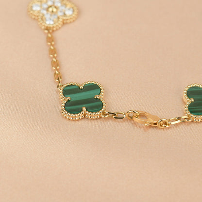 [Joyas Regalia] PULSERA DE MALAQUITA Y DIAMANTES CON 5 MOTIVOS DE TRÉBOL