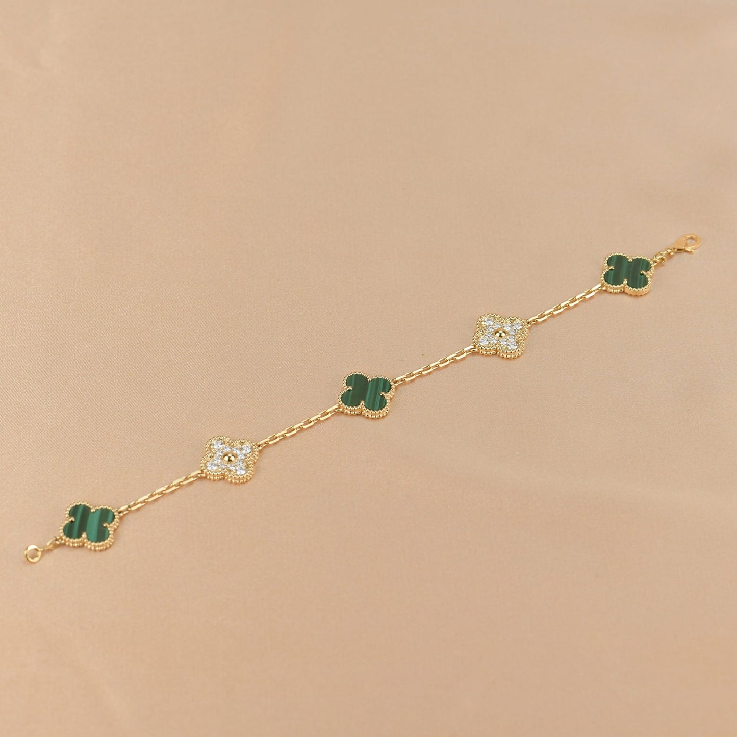 [Joyas Regalia] PULSERA DE MALAQUITA Y DIAMANTES CON 5 MOTIVOS DE TRÉBOL