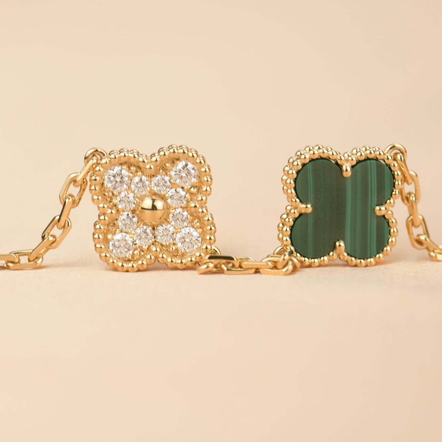 [Joyas Regalia] PULSERA DE MALAQUITA Y DIAMANTES CON 5 MOTIVOS DE TRÉBOL