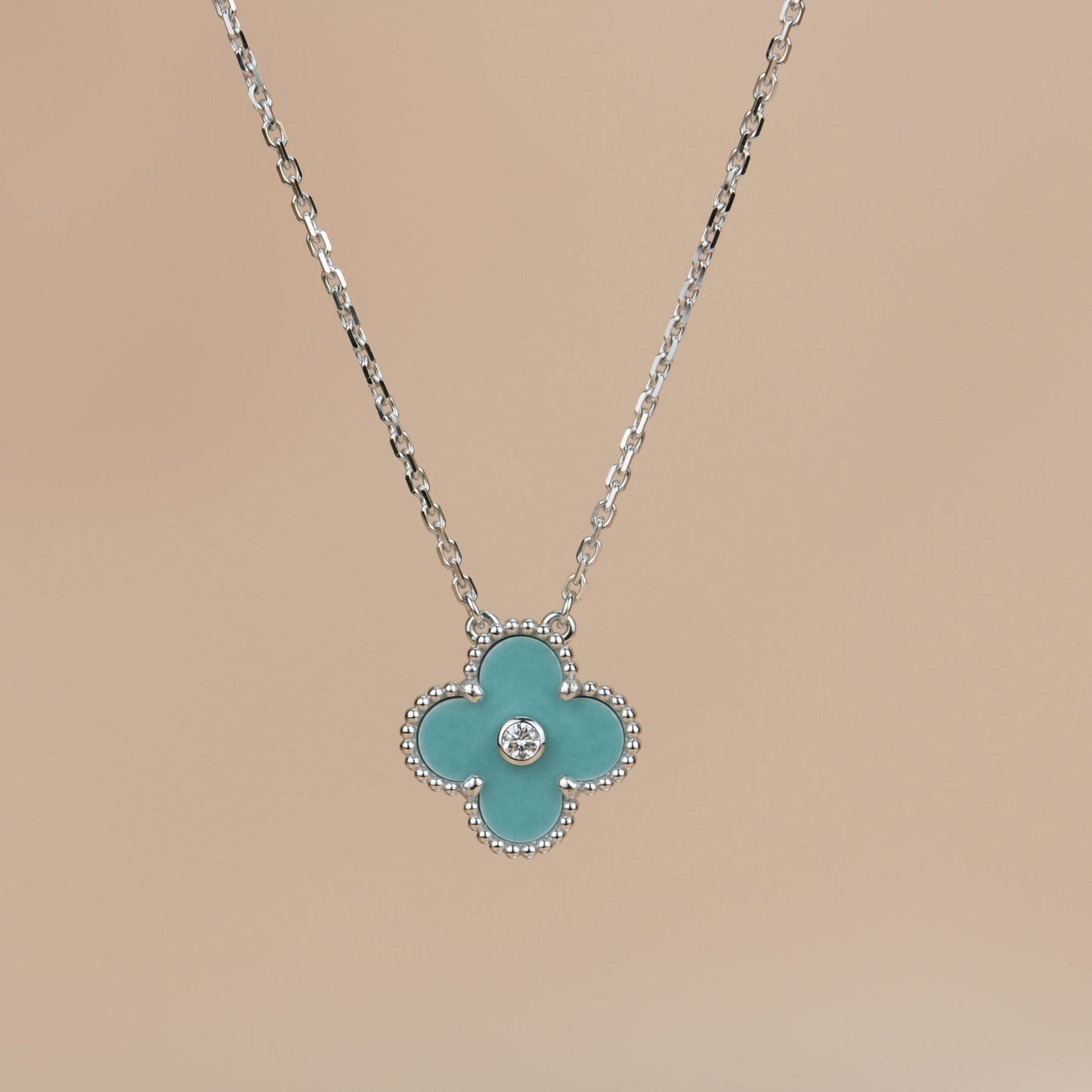 [Joyas Regalia] COLLAR DE PORCELANA SVRES DE DIAMANTES DE 15 MM DE TRÉBOL DE PLATA