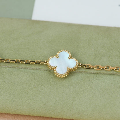 [Joyas Regalia] PULSERA DE TRÉBOL CON 5 MOTIVOS DE MOPA BLANCA 