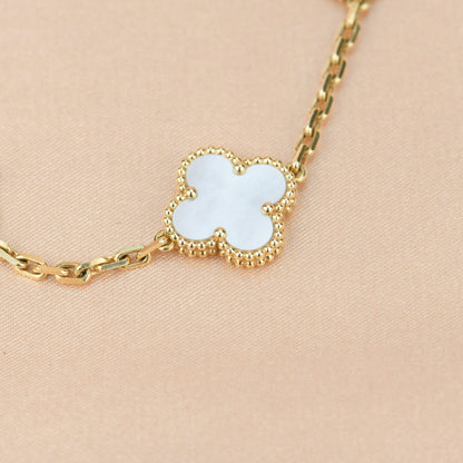 [Joyas Regalia] PULSERA DE TRÉBOL CON 5 MOTIVOS DE MOPA BLANCA 