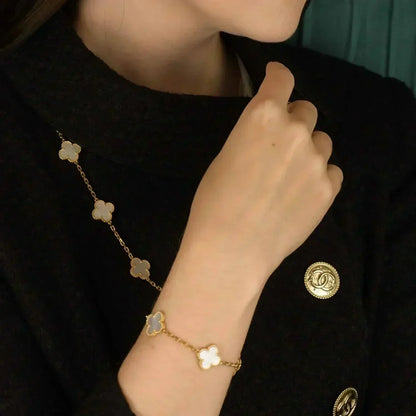 [Joyas Regalia] PULSERA DE TRÉBOL CON 5 MOTIVOS DE MOPA BLANCA 