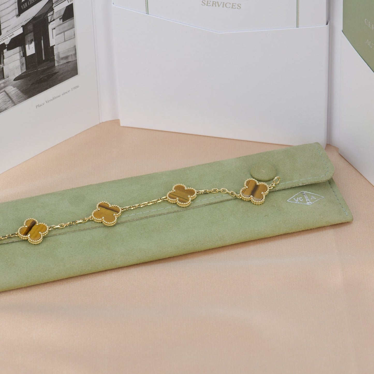 [Joyas Regalia] PULSERA DE OJO DE TIGRE CON 5 MOTIVOS DE TRÉBOL 