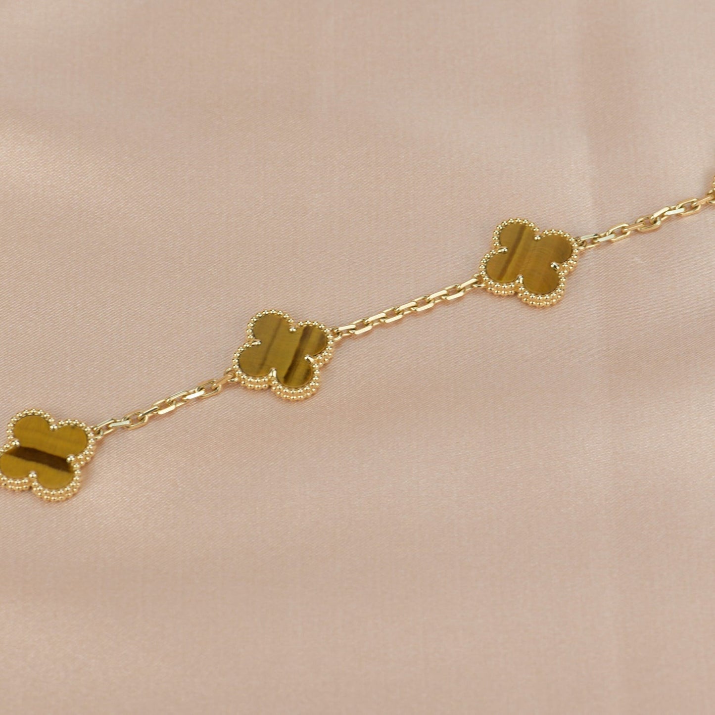 [Joyas Regalia] PULSERA DE OJO DE TIGRE CON 5 MOTIVOS DE TRÉBOL 