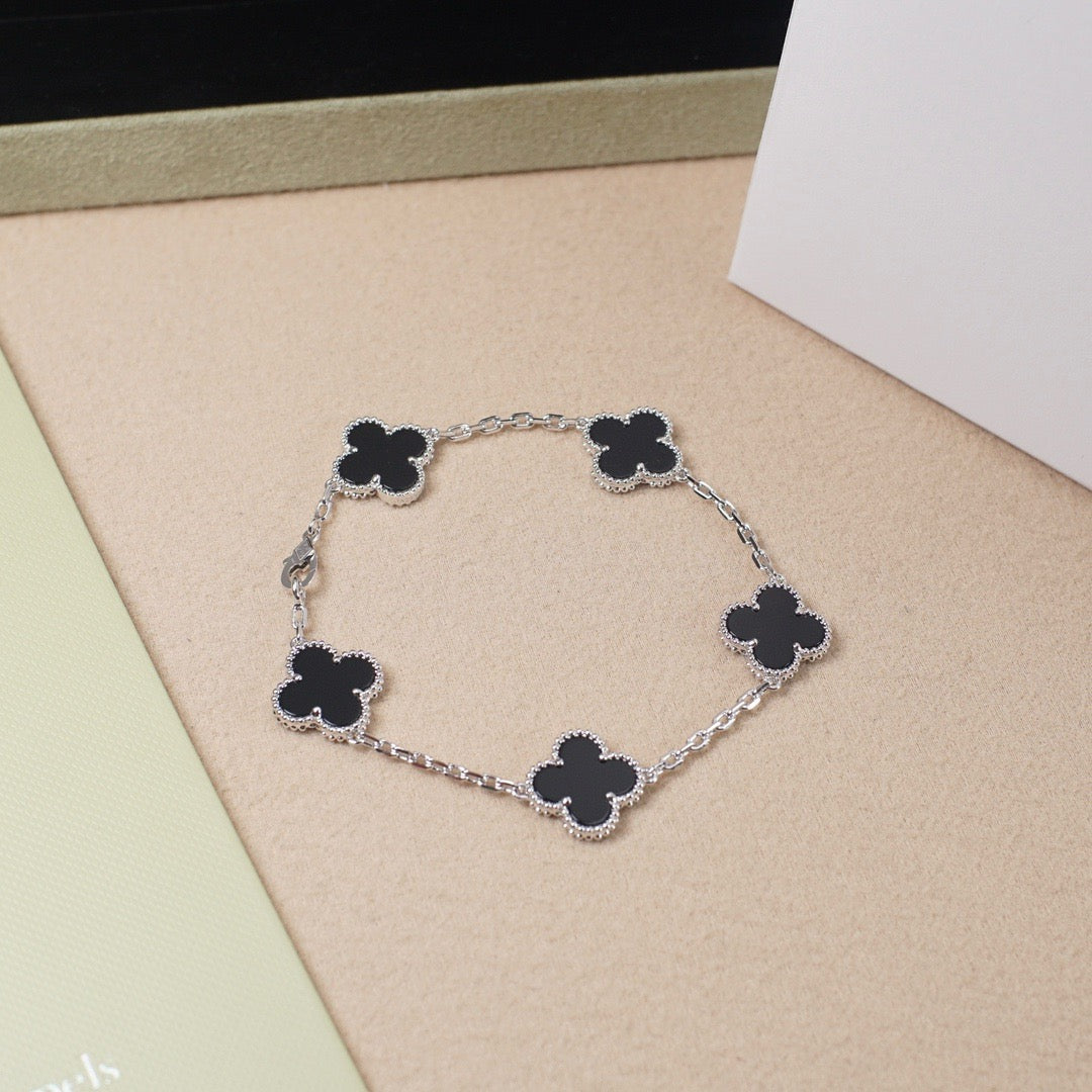 [Joyas Regalia] PULSERA DE ÓNIX CON 5 MOTIVOS DE TRÉBOL DE PLATA 