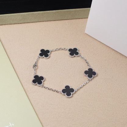 [Joyas Regalia] PULSERA DE ÓNIX CON 5 MOTIVOS DE TRÉBOL DE PLATA 