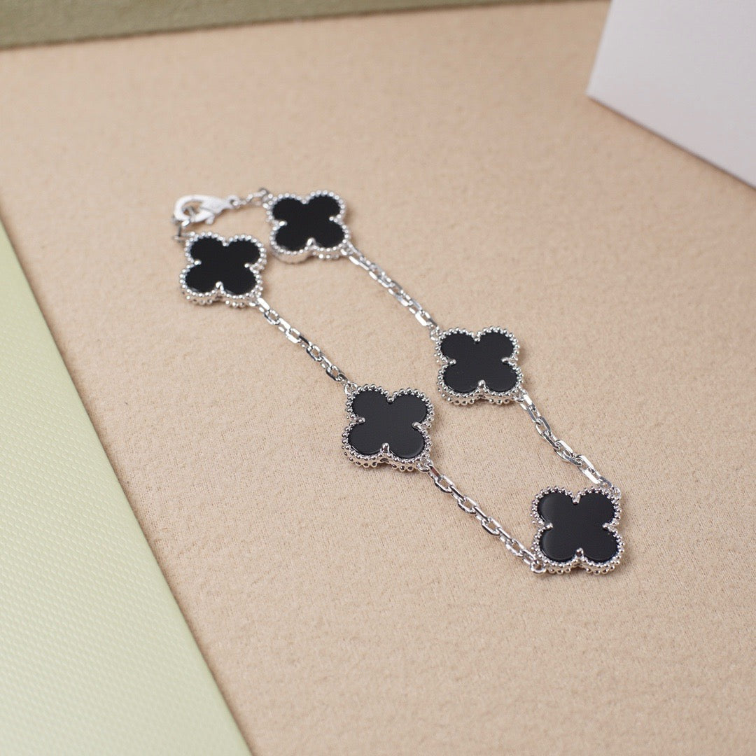 [Joyas Regalia] PULSERA DE ÓNIX CON 5 MOTIVOS DE TRÉBOL DE PLATA 