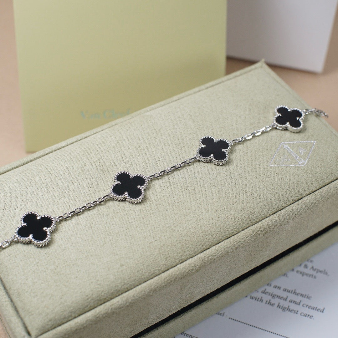 [Joyas Regalia] PULSERA DE ÓNIX CON 5 MOTIVOS DE TRÉBOL DE PLATA 