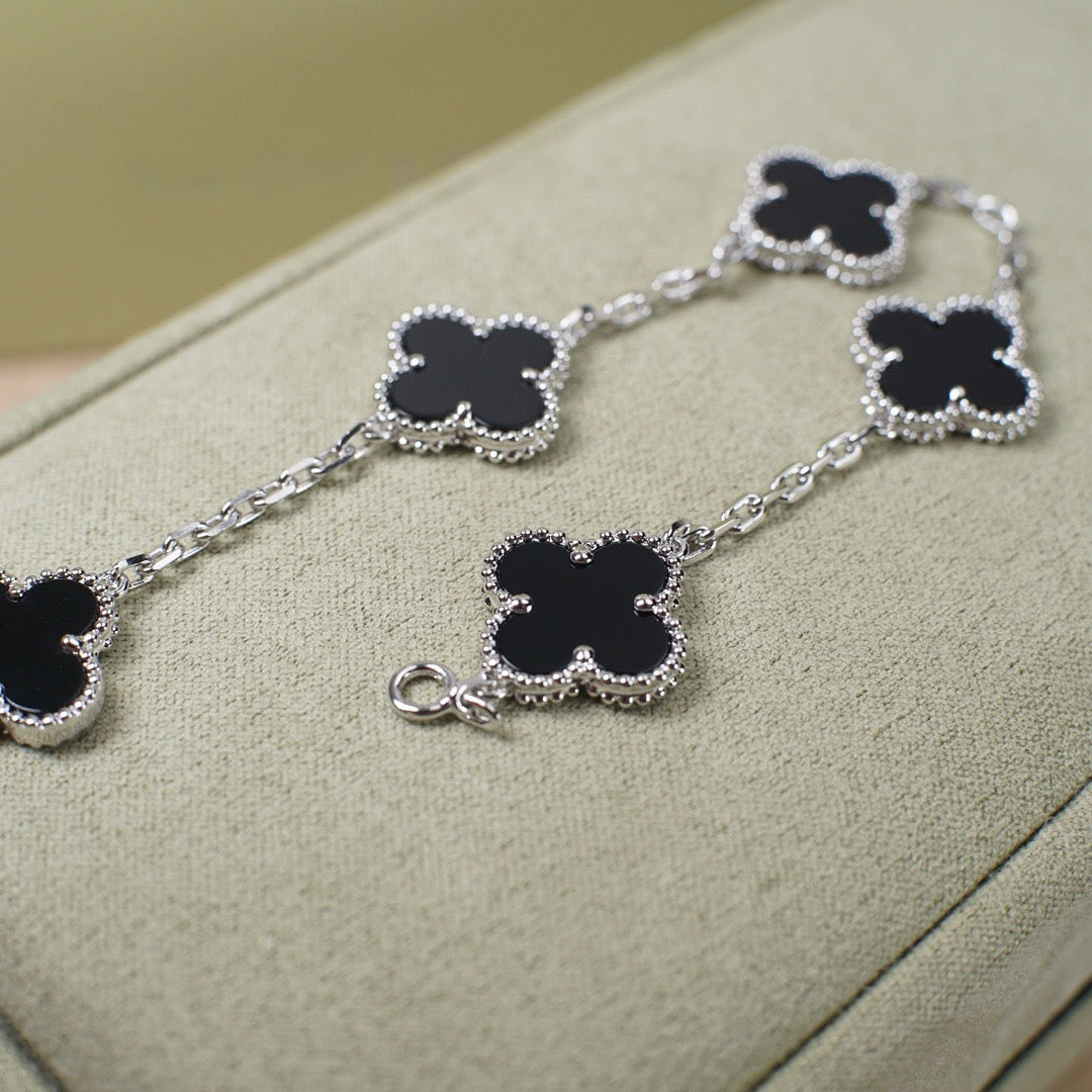 [Joyas Regalia] PULSERA DE ÓNIX CON 5 MOTIVOS DE TRÉBOL DE PLATA 