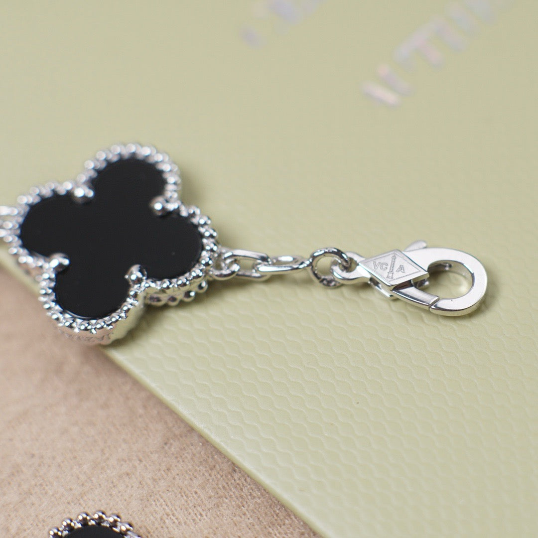 [Joyas Regalia] PULSERA DE ÓNIX CON 5 MOTIVOS DE TRÉBOL DE PLATA 