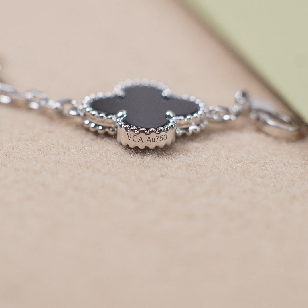 [Joyas Regalia] PULSERA DE ÓNIX CON 5 MOTIVOS DE TRÉBOL DE PLATA 
