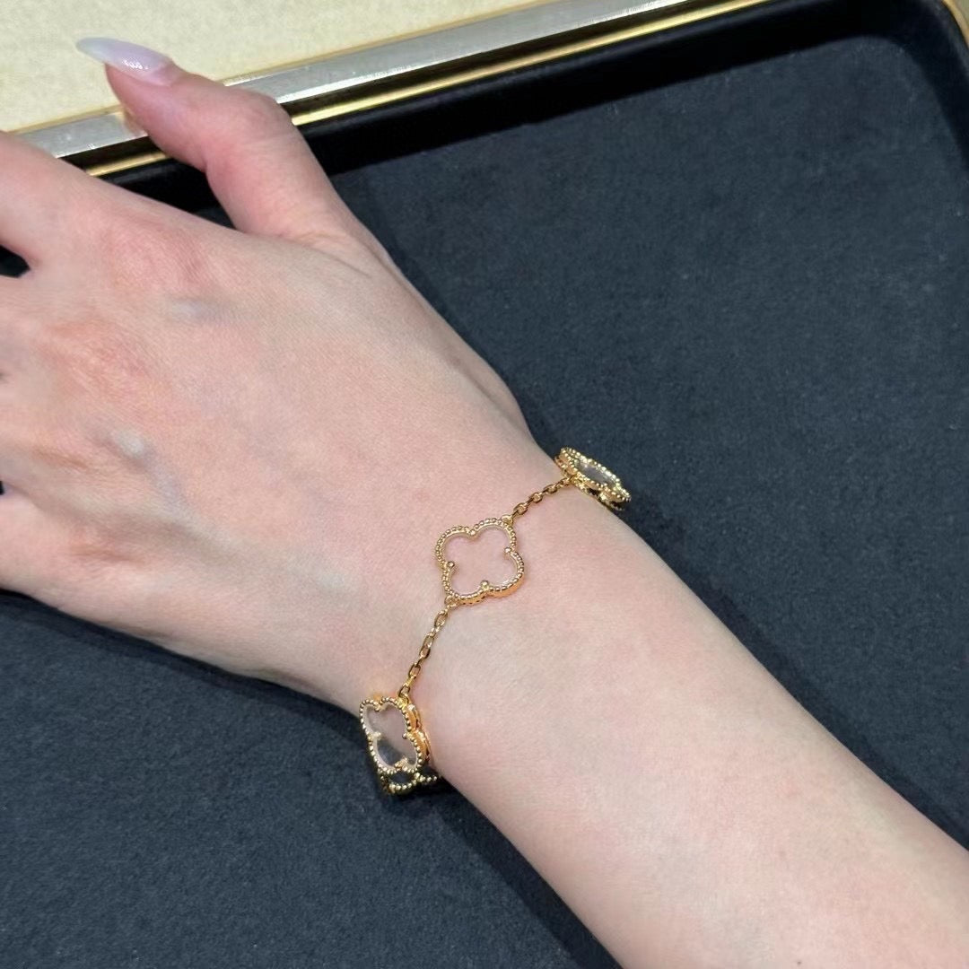 [Joyas Regalia] PULSERA DE ORO ROSA CON CRISTAL DE ROCA Y 5 MOTIVOS DE TRÉBOL