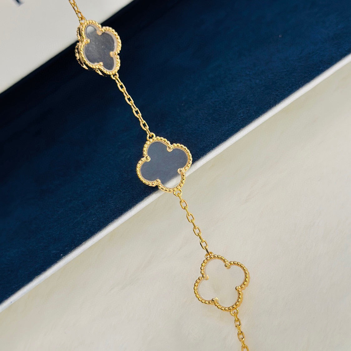 [Joyas Regalia] PULSERA DE ORO ROSA CON CRISTAL DE ROCA Y 5 MOTIVOS DE TRÉBOL