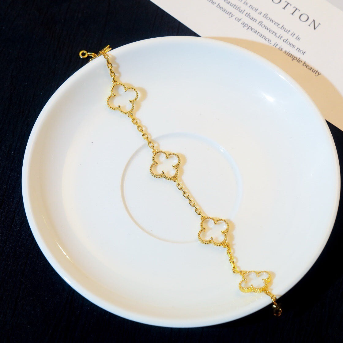 [Joyas Regalia] PULSERA DE ORO ROSA CON CRISTAL DE ROCA Y 5 MOTIVOS DE TRÉBOL