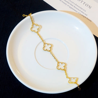 [Joyas Regalia] PULSERA DE ORO ROSA CON CRISTAL DE ROCA Y 5 MOTIVOS DE TRÉBOL