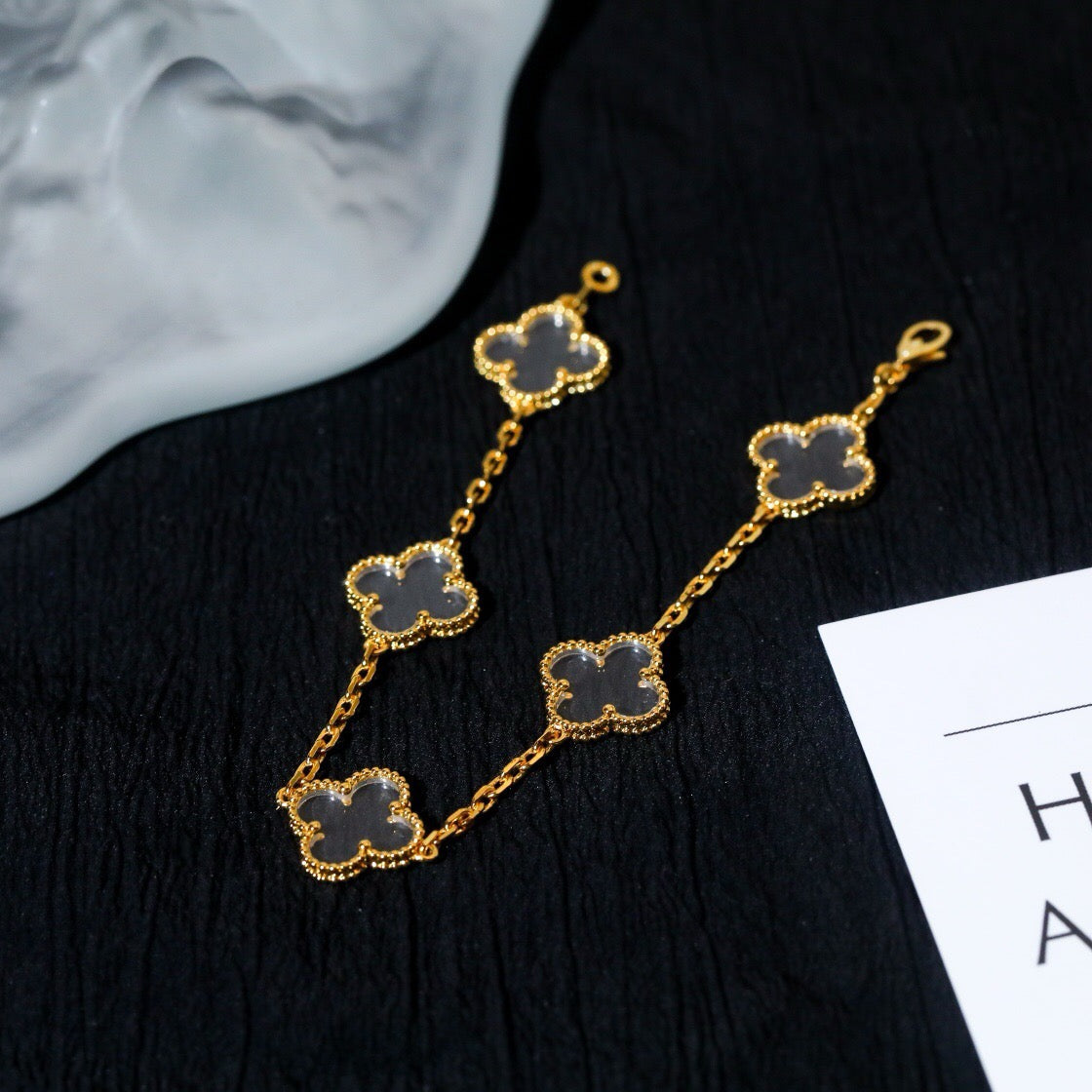 [Joyas Regalia] PULSERA DE ORO ROSA CON CRISTAL DE ROCA Y 5 MOTIVOS DE TRÉBOL