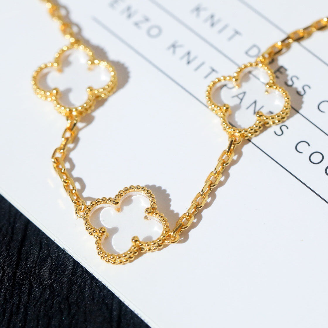 [Joyas Regalia] PULSERA DE ORO ROSA CON CRISTAL DE ROCA Y 5 MOTIVOS DE TRÉBOL